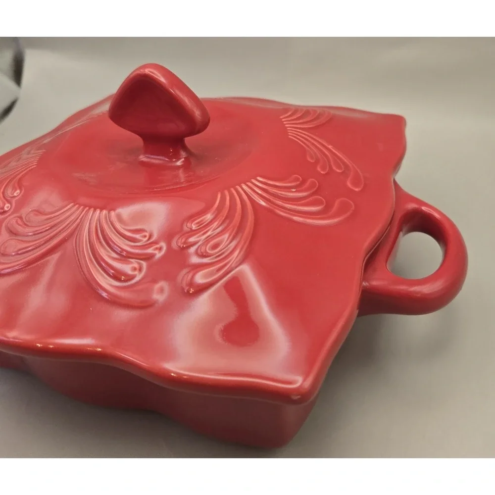 Red Bakeware One Quart ‎ Casserol Dish  Backing Pan With Lid Embossed Lid Detail
